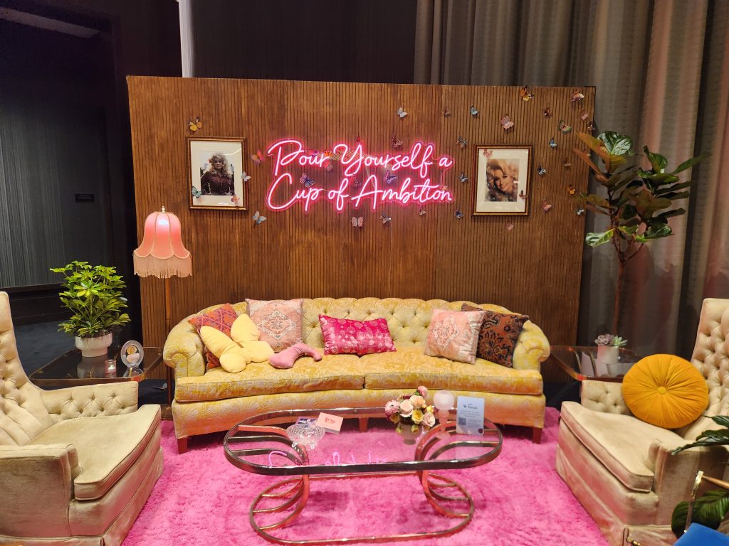 Headed to your first business conference? Likely you have a lot of questions, maybe some nerves, and some excited anticipation! Here are some things I learned when I attended my first conference, Osaic’s W Forum, in Music City, Nashville TN!